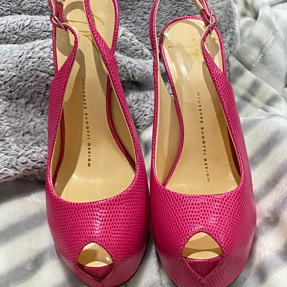 Great condition 

giuseppe zanotti pumps